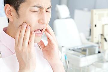 顎の違和感・痛みは顎関節症を疑いましょう